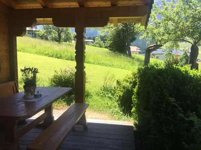 Ein Garten an der Unterkunft Jagdhütte