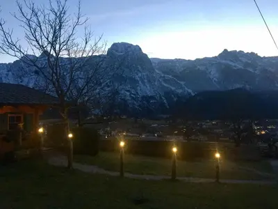 Ein allgemeiner Bergblick oder ein Berglick von des Chalets aus