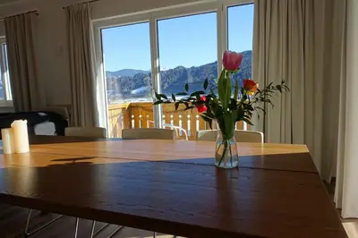 Ein allgemeiner Bergblick oder ein Berglick von der Ferienwohnung aus