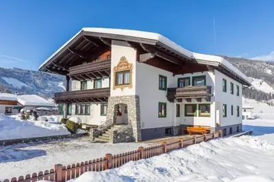 Ein allgemeiner Bergblick oder ein Berglick von der Pension aus