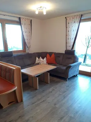 Ein Sitzbereich in der Unterkunft Gasthof Pension Hetzenbichl