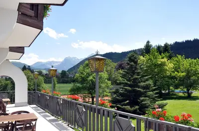 Ein allgemeiner Bergblick oder ein Berglick von des Aparthotels aus