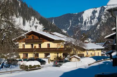 Ein allgemeiner Bergblick oder ein Berglick von der Pension aus