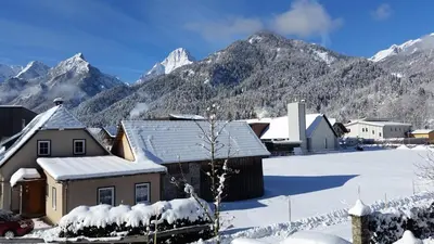 Ein allgemeiner Bergblick oder ein Berglick von der Pension aus