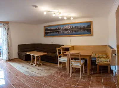 Ein Sitzbereich in der Unterkunft Frühstückspension Haus Mayr