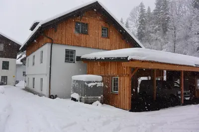 Haus Schatzl Apartments mit Gartenanteil und Bademöglichkeit im Fluss im Winter