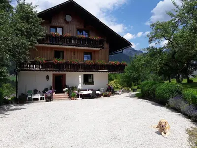 Ein allgemeiner Bergblick oder ein Berglick von des Bauernhofs aus