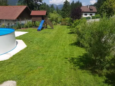 Ein Garten an der Unterkunft Holzhaus in Hinterstoder