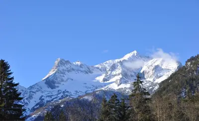 Ein allgemeiner Bergblick oder ein Berglick von des Ferienhauses aus
