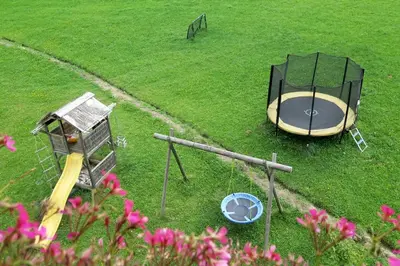 Ein Kinderspielbereich in der Unterkunft Bauernhof Trinkergut