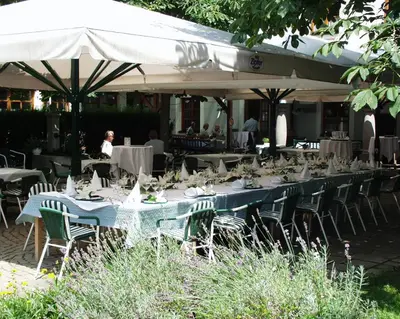 Ein Restaurant oder anderes Speiselokal in der Unterkunft Landhotel Forsthof