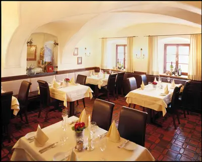 Ein Restaurant oder anderes Speiselokal in der Unterkunft Landhotel Forsthof