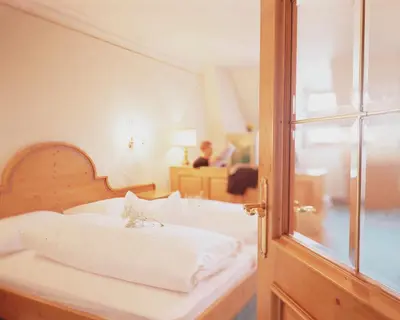 Ein Bett oder Betten in einem Zimmer der Unterkunft Landhotel Forsthof