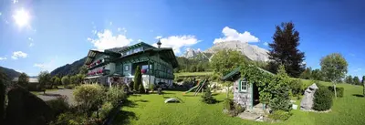 Ein Garten an der Unterkunft Pension Stoffenbauer