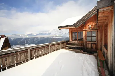 Ein allgemeiner Bergblick oder ein Berglick von des Ferienhauses aus