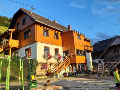 Das Gebäude in dem sich der Bauernhof befindet