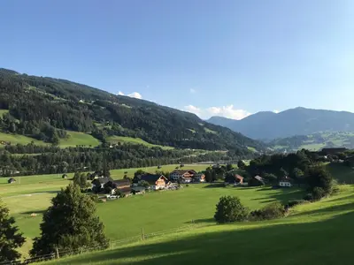 Naturlandschaft in der Nähe of country house