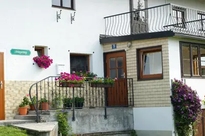 Das Gebäude in dem sich die Ferienwohnung befindet