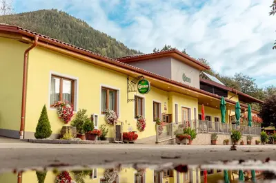 Ein allgemeiner Bergblick oder ein Berglick von der Pension aus