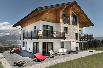 Ein allgemeiner Bergblick oder ein Berglick von der Ferienwohnung aus