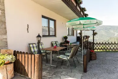Ein allgemeiner Bergblick oder ein Berglick von der Pension aus