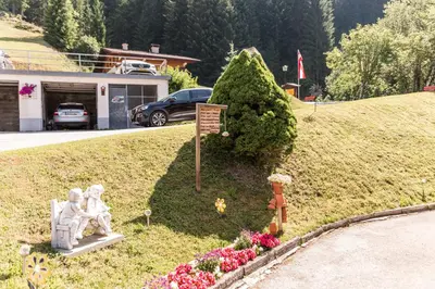 Ein Garten an der Unterkunft Frühstückspension Rötelstein