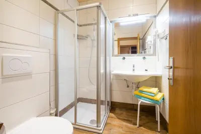 Ein Badezimmer in der Unterkunft Frühstückspension Rötelstein