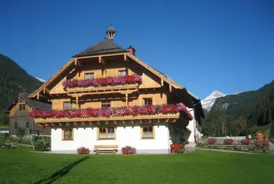 Ein allgemeiner Bergblick oder ein Berglick von des Bauernhofs aus
