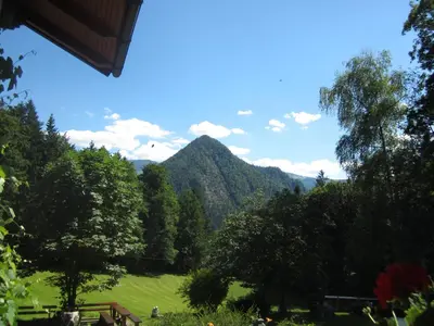 Ein allgemeiner Bergblick oder ein Berglick von der Ferienwohnung aus