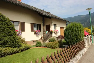 Ein allgemeiner Bergblick oder ein Berglick von der Pension aus