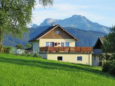 Ein allgemeiner Bergblick oder ein Berglick von des Ferienhauses aus