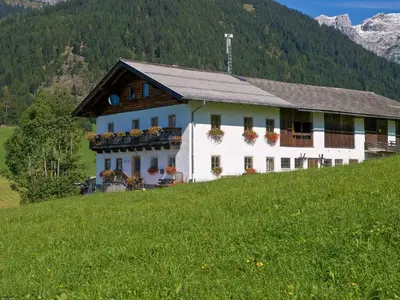 Ein allgemeiner Bergblick oder ein Berglick von des Ferienhauses aus