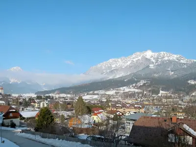 Ein allgemeiner Bergblick oder ein Berglick von des Ferienhauses aus