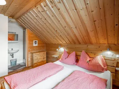 Ein Bett oder Betten in einem Zimmer der Unterkunft Chalet Steiners Blockhütte by Interhome
