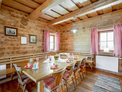 Ein Restaurant oder anderes Speiselokal in der Unterkunft Chalet Steiners Blockhütte by Interhome