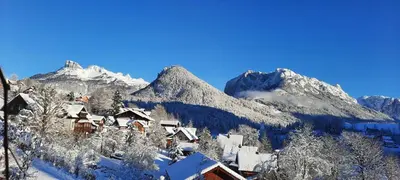 Ein allgemeiner Bergblick oder ein Berglick von des Privatzimmers aus
