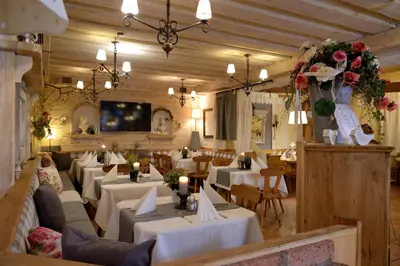 Ein Restaurant oder anderes Speiselokal in der Unterkunft Märchenwald Steiermark Gasthof Sonnenhof