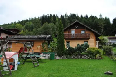 Ein Garten an der Unterkunft Haus Sonnenalm