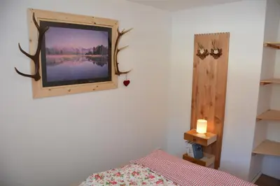 Ein Bett oder Betten in einem Zimmer der Unterkunft Apartment Almröserl Edelweiss