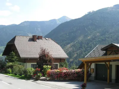 Ein allgemeiner Bergblick oder ein Berglick von der Pension aus