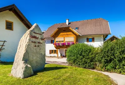 Das Gebäude in dem sich der Bauernhof befindet