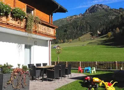 Ein allgemeiner Bergblick oder ein Berglick von der Ferienwohnung aus