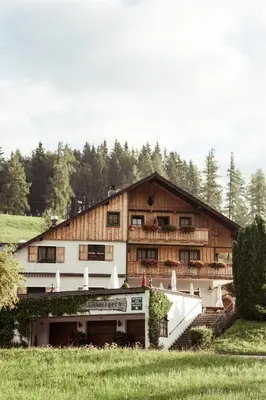 Das Gebäude in dem sich das Gasthaus befindet