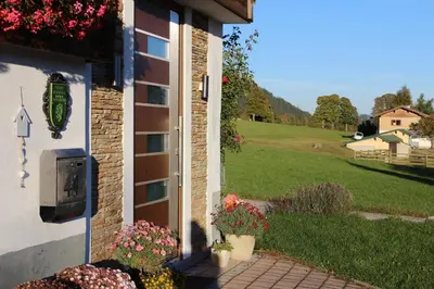 Ein Garten an der Unterkunft Bergführerhaus