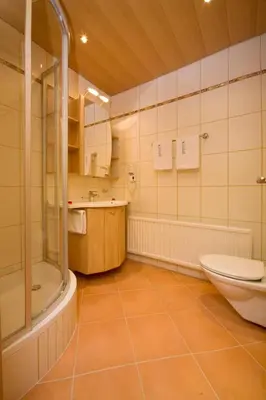 Ein Badezimmer in der Unterkunft Appartements Kristall