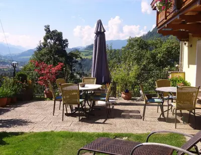 Ein allgemeiner Bergblick oder ein Berglick von der Pension aus