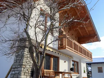 Das Gebäude in dem sich das Ferienhaus befindet