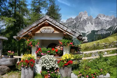 Ein allgemeiner Bergblick oder ein Berglick von des Bauernhofs aus