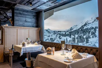 Ein allgemeiner Bergblick oder ein Berglick von des Hotels aus