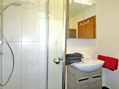 Ein Badezimmer in der Unterkunft Apartment Tobias 1 by Interhome